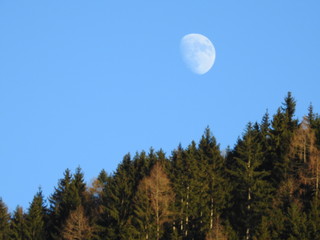 Mond Am Tag uber dem Stubaital bei Schnee und Kälte