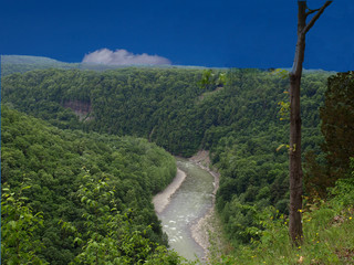 Fototapeta na wymiar Genesee river flowing through the Letchworth State Park, Upstate NY, USA