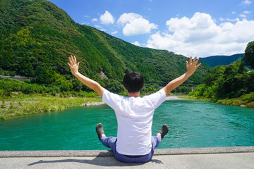 川遊びを満喫する男性