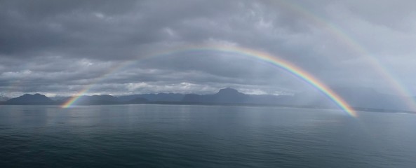 arco iris doble en el mar con cielo nublado 