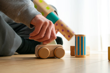 積み木を崩す男性