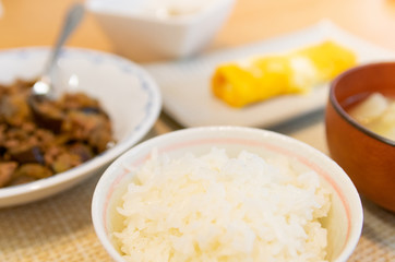 地味な茶色の食卓