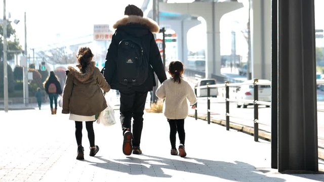 手を繋いで歩く日本人の母と子供