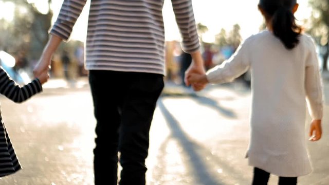 手を繋いで歩く日本人の母と子供