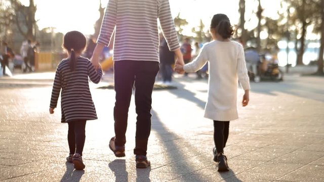 手を繋いで歩く日本人の母と子供