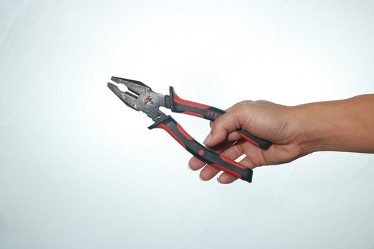 hand with pliers