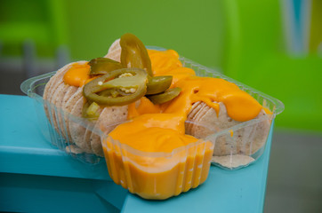 Nachos con queso y chile en una charola