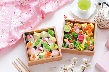 ミニおにぎりのお花見弁当