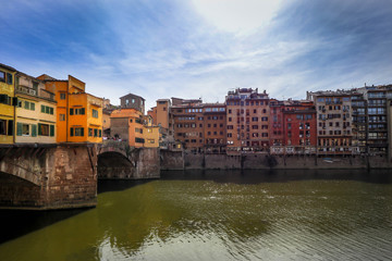 ヴェッキオ橋　　晴れ　太陽