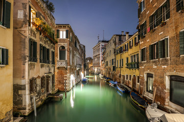 Obraz na płótnie Canvas ヴェネツィアの路地　夜景　ライトアップ