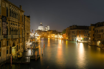 Fototapeta na wymiar ヴェネツィア　夜景　ライトアップ　教会