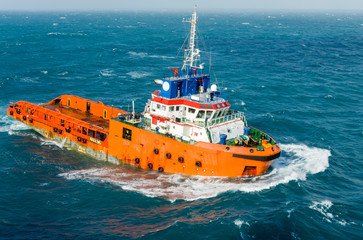 Sea tow in the high sea