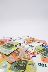 ユーロ札の上に乗って喜ぶ人　縦位置　白背景