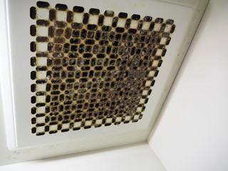 一人暮らしのキッチンの汚れた換気扇