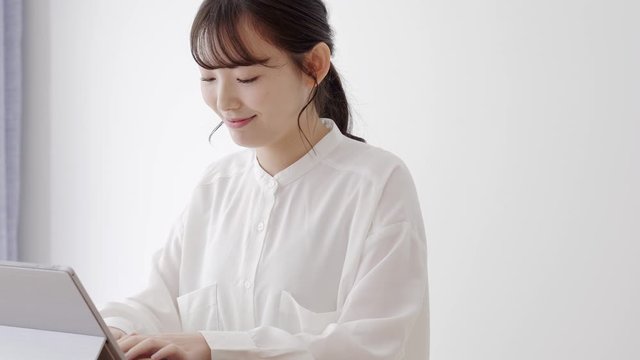 若い女性　パソコン