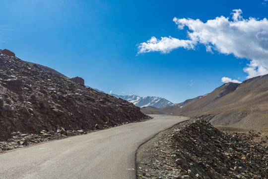 Scenic view of leh manali highway near suraj tal