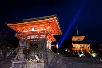 京都　清水寺の仁王門と西門と三重塔　夜景