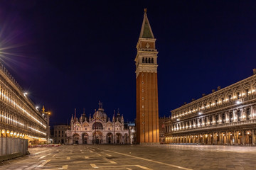 Obraz premium Markusplatz in Venedig bei Nacht