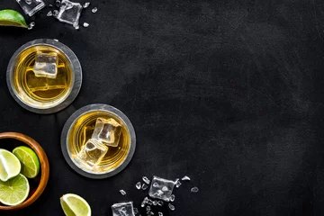 Fotobehang Bar achtergrond met whisky en ijs op zwarte bureau top-down frame kopie ruimte © 279photo