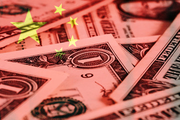 Dollar Geldscheine und Flagge von China