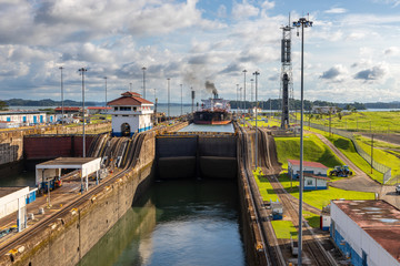 View of the ships in the Gatun Locks while passing through the Panamá Canal.