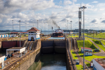 View of the ships in the Gatun Locks while passing through the Panamá Canal.