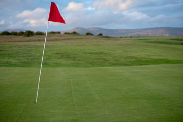 Obraz premium Red flag on golf course