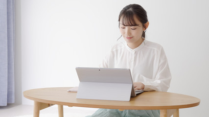 女性　ビジネス　パソコン