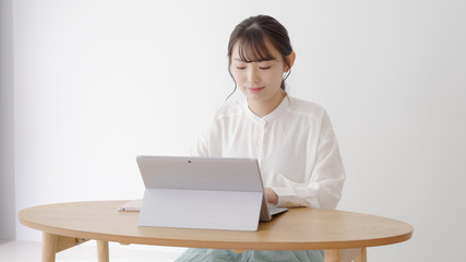 女性　ビジネス　パソコン