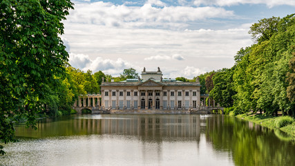 Fototapeta na wymiar palace in the park, Warsaw, Poland