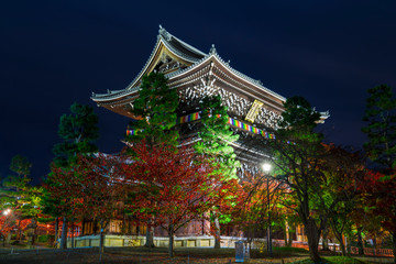 京都　金戒光明寺の山門と紅葉　夜景