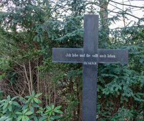 Steinkreuz mit Spruch