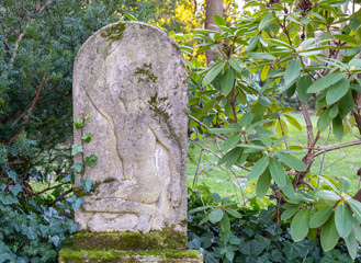 alter Grabstein mit dem Bildnis eines knienden Mannes