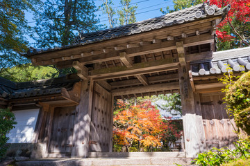 京都　西明寺の山門と紅葉　