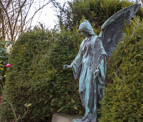 großer stehender Engel
