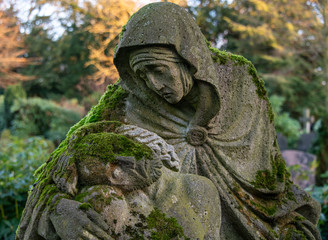 Schöne Statue von Maria und Jesus nach der Kreuzigung