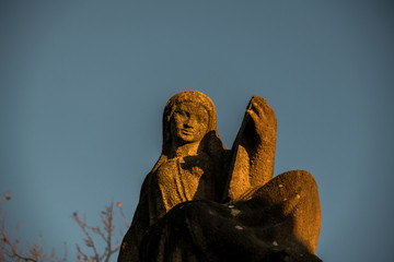 Skulptur vor blauem Himmel