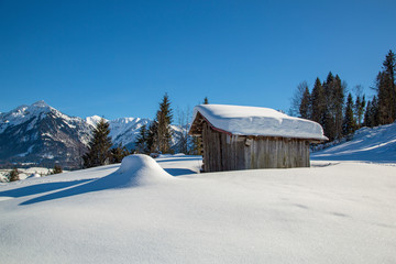 Fototapeta premium Allgäu - Winter - Stadel - malerisch