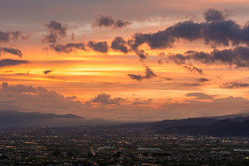 日本の山梨県・梅雨6月、夕暮れの甲府盆地