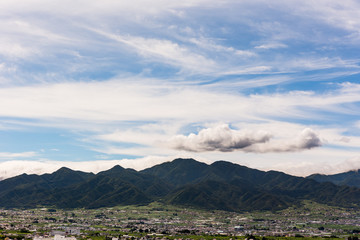 日本・6月の山梨県、梅雨の晴れ間の甲府盆地