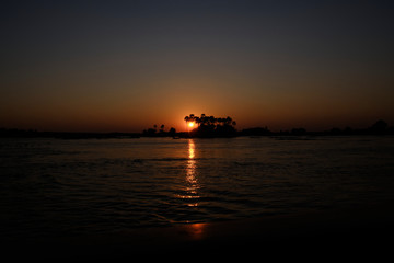 Obraz premium Sunset on the Zambesi river close to Victoria Falls, Zimbabwe