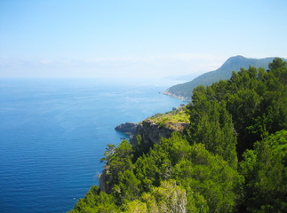 Mallorca, Steilküste beim Cap de Formentor, Balearen, Meer in türkis blau, Gebirge Tramuntana fällt ins Mittelmeer, mediterran warm, Urlaub, wandern, Sonne, baden, Strand, Natur genießen