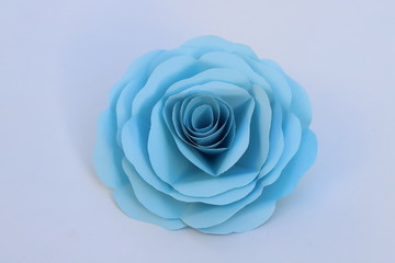 折り紙で作った青色のバラの花