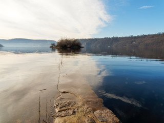 Vue sur les eaux calmes et paysages lumineux du grand lac de Bort-les-Orgues au bord de la commune...