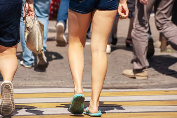 Obraz premium pedestrians crossing the road