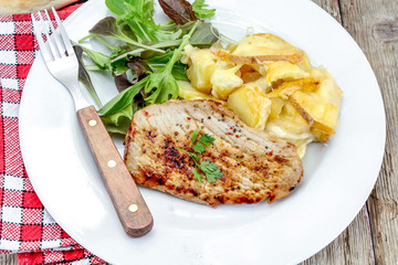 escalope de dinde grillée et gratin de pommes de terre