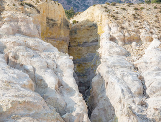 Schwefelfumarolen mit Schwefelkristallen auf dem Stefanos-Krater Nisyros Griechenland