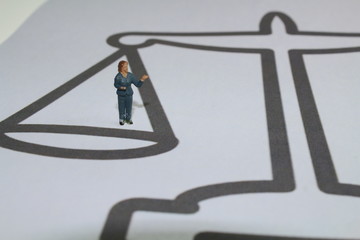 Waage mit kleinen Figuren Mann und Frau symbolisieren die Gleichberechtigung