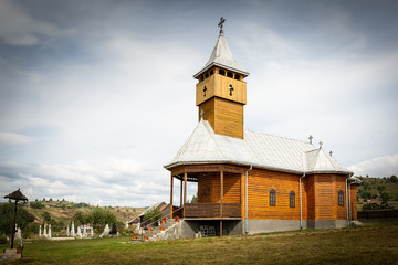 typische Holzkirche in Rumänien in ländlicher Umgebung