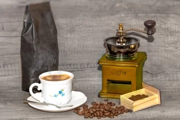 Keuken foto achterwand Koffiebar kopje espressokoffie met bonen en koffiemolen